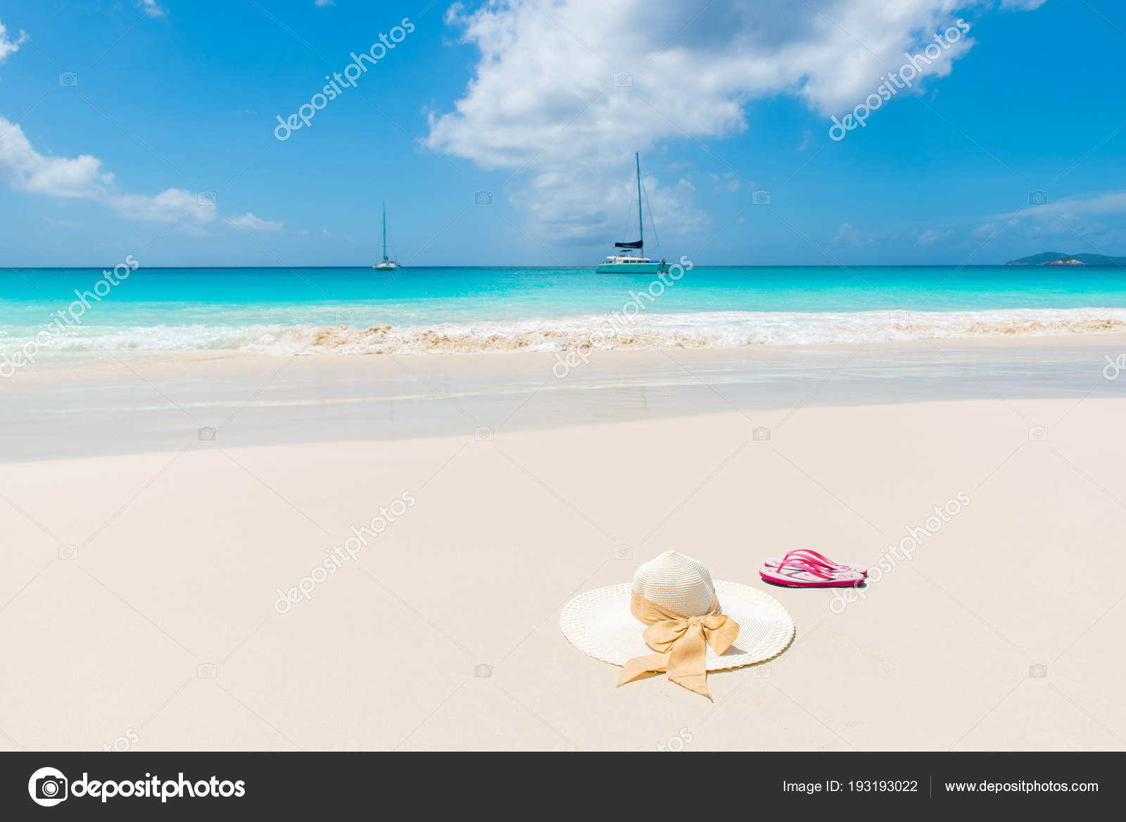 Καπέλο Και Σανδάλια Στο Άδειο Παραλία Τιρκουάζ Νερά — Φωτογραφία Αρχείου ©  SimonDannhauer #193193022