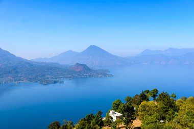 Panoramik göl Atitlan ve volkanlar Guatemala Dağlık