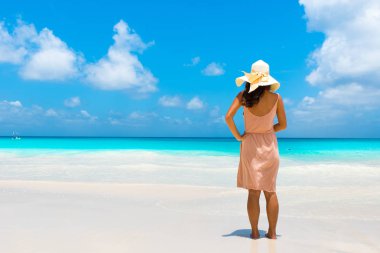 Genç kadının Anse Georgette Praslin, Seyşel Adaları, plajda durup arkadan görünüş.