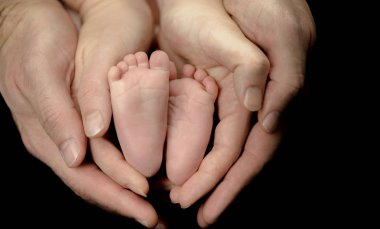 Yeni doğan bebek ebeveyn eller ayaklarda