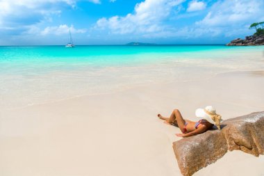 Genç kadın plajda Anse Georgette Praslin, Seyşel Adaları, dinlenme.