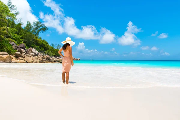 Vista Lateral Joven Pie Playa Anse Georgette Praslin Seychelles —  Fotos de Stock