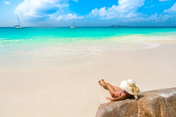 Молодая Женщина Отдыхает Пляже Anse Georgette Праслине Сейшельские Острова — стоковое фото