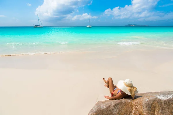 Mujer Joven Descansando Playa Anse Georgette Praslin Seychelles —  Fotos de Stock