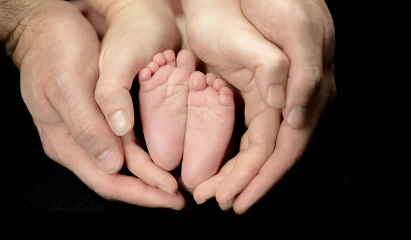 Yeni Doğan Bebek Ebeveyn Eller Ayaklarda — Stok fotoğraf