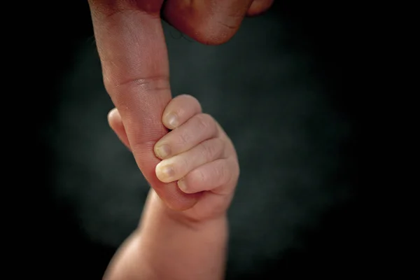 Pasgeboren Baby Bedrijf Vinger Van Vader — Stockfoto