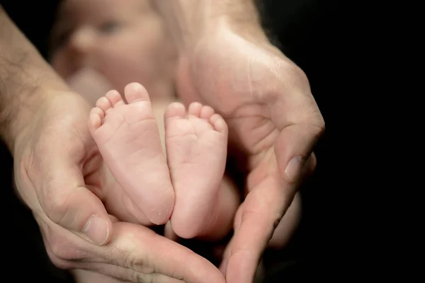 Nyfödd Baby Fötter Föräldrar Händer — Stockfoto