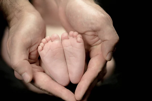 Νεογέννητο Μωρό Πόδια Στα Χέρια Τους Γονείς — Φωτογραφία Αρχείου