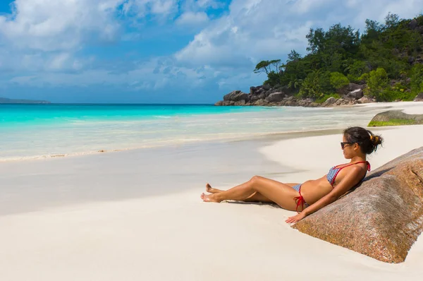 Genç Kadın Anse Georgette Praslin Seyşel Adaları Plajda Güneşlenirken — Stok fotoğraf