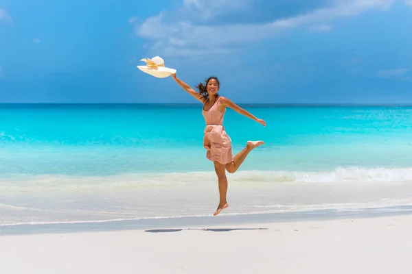 Jonge Vrouw Glimlachend Springen Het Strand Van Anse Georgette Praslin — Stockfoto
