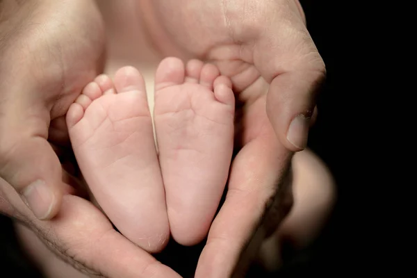 Nyfödd Baby Fötter Föräldrar Händer — Stockfoto