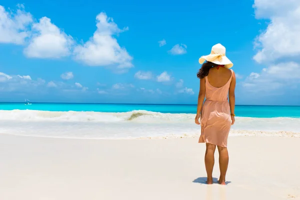 Genç Kadının Anse Georgette Praslin Seyşel Adaları Plajda Durup Arkadan — Stok fotoğraf