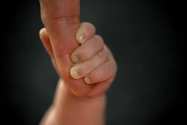 父の生まれたばかりの赤ちゃん持株指 — ストック写真