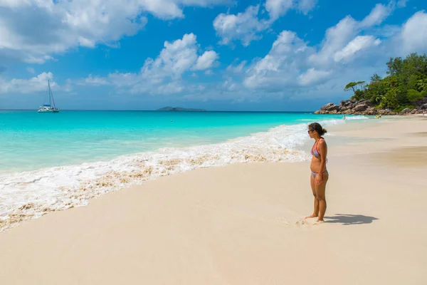 Mujer Joven Descansando Playa Anse Georgette Praslin Seychelles —  Fotos de Stock