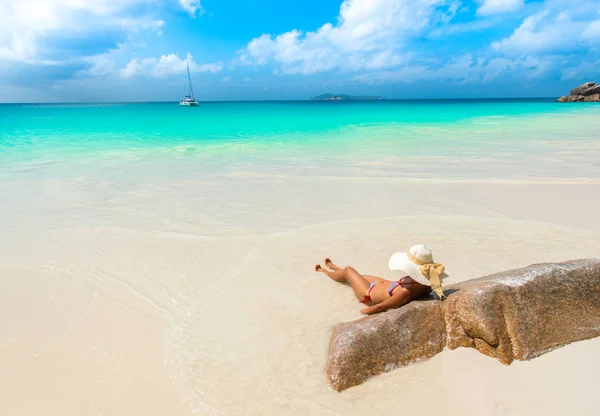 Mujer Joven Descansando Playa Anse Georgette Praslin Seychelles —  Fotos de Stock