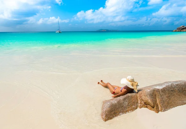 Mladá Žena Pláži Anse Georgette Praslin Seychely — Stock fotografie