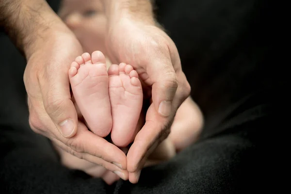 Nyfödd Baby Fötter Föräldrar Händer — Stockfoto