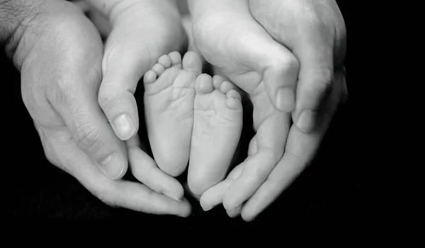 Newborn Baby Feet Parents Hands — Stock Photo, Image