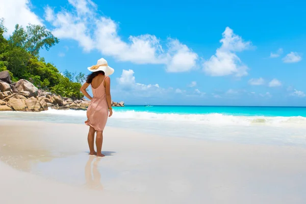 Anse Georgette Praslin Seyşel Adaları Sahilde Duran Genç Kadın Yan — Stok fotoğraf