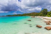 Картина, постер, плакат, фотообои "anse lab - пляж paradise с белым песком, бирюзовой водой, богатыми зелеными деревьями и камнями, сейшельские острова
.", артикул 193368618