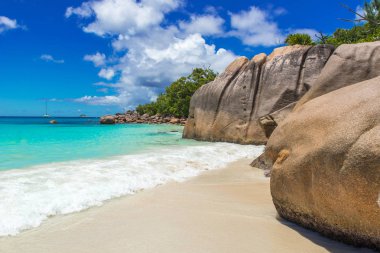 Anse Lazio - Cennet plaj beyaz kum, turkuaz su, zengin yeşil ağaçlar ve taşlar, Seyşel Adaları.