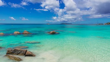 Anse Lazio, Seyşeller, ufukta Cennet plaj ile lüks gemi.