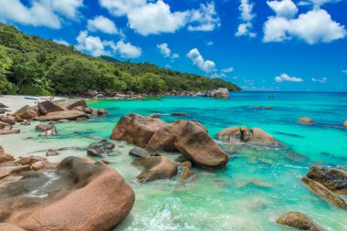 İnsanlar Anse Lazio - Cennet plaj beyaz kum, turkuaz su, zengin yeşil ağaçlar ve taşlar, Seyşeller, dinlenme.