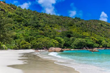 Anse Lazio - Cennet plaj beyaz kum, turkuaz su, zengin yeşil ağaçlar ve taşlar, Seyşel Adaları.