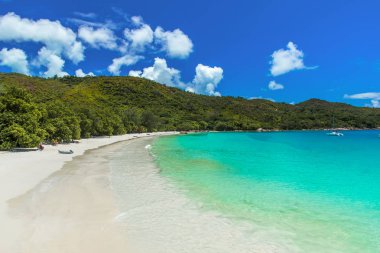 Anse Lazio - Cennet plaj beyaz kum, turkuaz su, zengin yeşil ağaçlar ve taşlar, Seyşel Adaları.