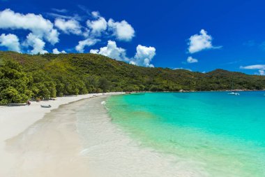 Anse Lazio - Cennet plaj beyaz kum, turkuaz su, zengin yeşil ağaçlar ve taşlar, Seyşel Adaları.