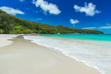 Anse Lazio - Cennet plaj beyaz kum, turkuaz su, zengin yeşil ağaçlar ve taşlar, Seyşel Adaları.
