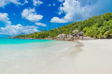 Anse Lazio - Cennet plaj beyaz kum, turkuaz su, zengin yeşil ağaçlar ve taşlar, Seyşel Adaları.