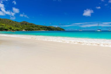 Anse Lazio - Cennet plaj beyaz kum, turkuaz su, zengin yeşil ağaçlar ve taşlar, Seyşel Adaları.