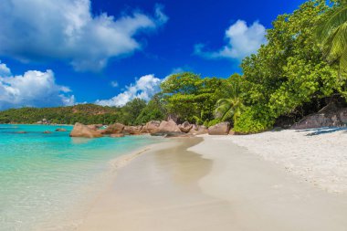 Anse Lazio - Cennet plaj beyaz kum, turkuaz su, zengin yeşil ağaçlar ve taşlar, Seyşel Adaları.