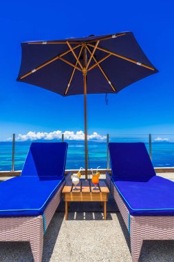 Tropik sahilde şezlong