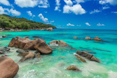 Anse Lazio - Cennet plaj beyaz kum, turkuaz su, zengin yeşil ağaçlar ve taşlar, Seyşel Adaları.