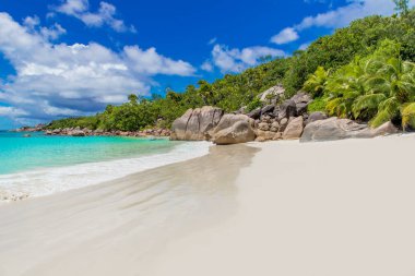 Anse Lazio - Cennet plaj beyaz kum, turkuaz su, zengin yeşil ağaçlar ve taşlar, Seyşel Adaları.