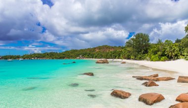 Anse Lazio - Cennet plaj beyaz kum, turkuaz su, zengin yeşil ağaçlar ve taşlar, Seyşel Adaları.