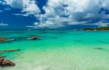 Anse Lazio - Cennet plaj beyaz kum, turkuaz su, zengin yeşil ağaçlar ve taşlar, Seyşel Adaları.