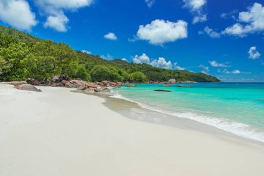 Anse Lazio - Cennet plaj beyaz kum, turkuaz su, zengin yeşil ağaçlar ve taşlar, Seyşel Adaları.