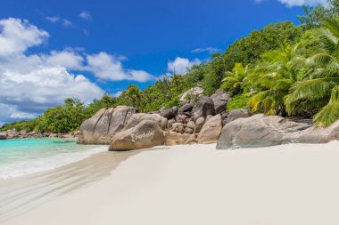 Anse Lazio - Cennet plaj beyaz kum, turkuaz su, zengin yeşil ağaçlar ve taşlar, Seyşel Adaları.