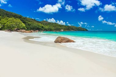 Anse Lazio - Cennet plaj beyaz kum, turkuaz su, zengin yeşil ağaçlar ve taşlar, Seyşel Adaları.