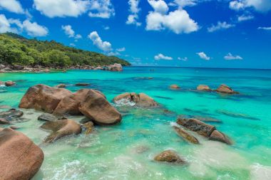 Anse Lazio - Cennet plaj beyaz kum, turkuaz su, zengin yeşil ağaçlar ve taşlar, Seyşel Adaları.