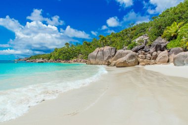 Anse Lazio - Cennet plaj beyaz kum, turkuaz su, zengin yeşil ağaçlar ve taşlar, Seyşel Adaları.