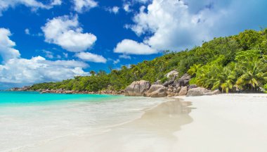 Anse Lazio - Cennet plaj beyaz kum, turkuaz su, zengin yeşil ağaçlar ve taşlar, Seyşel Adaları.