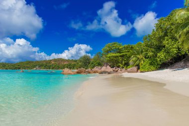 Anse Lazio - Cennet plaj beyaz kum, turkuaz su, zengin yeşil ağaçlar ve taşlar, Seyşel Adaları.