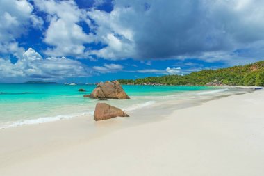 Anse Lazio - Cennet plaj beyaz kum, turkuaz su, zengin yeşil ağaçlar ve taşlar, Seyşel Adaları.