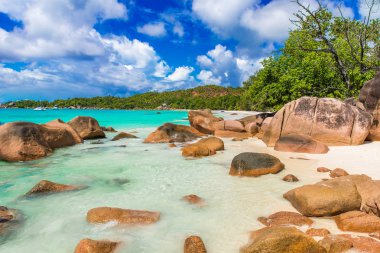 Anse Lazio - Cennet plaj beyaz kum, turkuaz su, zengin yeşil ağaçlar ve taşlar, Seyşel Adaları.