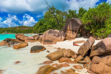 Kadın kırmızı bikini cennet şu anda zevk plaj Anse Lazio, Seyşel Adaları.
