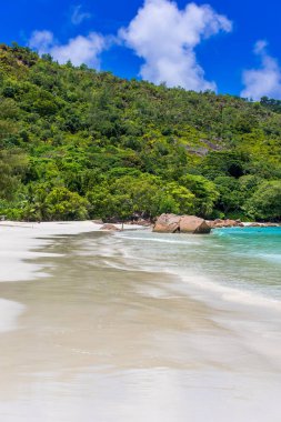 Anse Lazio - Cennet plaj beyaz kum, turkuaz su, zengin yeşil ağaçlar ve taşlar, Seyşel Adaları.